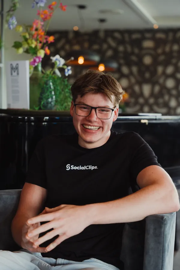 Bas, Editor